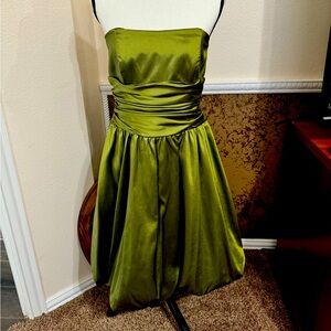 Gorgeous dress for cocktail party or upscale wedding, even homecoming.